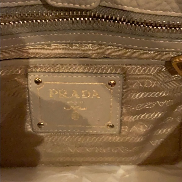 💯 Authentic PRADA Beige Grey pebbled leather. - Picture 6 of 8